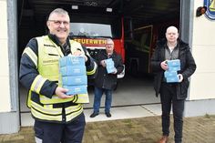Spendenübergabe mit Abstand: Marco Graupner (Klindwort-Medical, rechts) überreicht die Masken im Beisein von Andreas Müller, stellvertretender Bürgermeister, an Gemeindewehrführer Thomas Scharbau (links).