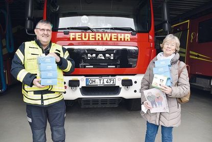„Wir werden immer gerufen, damit wir helfen, jetzt können wir auch mal was weitergeben!“: Auf Initiative von Gemeindewehrführer Thomas Scharbau (li.) konnte auch Barbara Bergmann, Vorsitzende von Kinderherz e.V., von der Spende profitieren.
