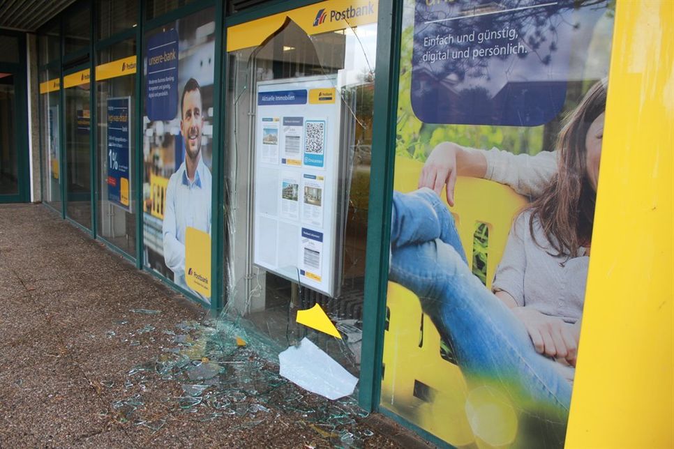 Die zertrümmerte Scheibe an der Außenfront der Deutschen Post.