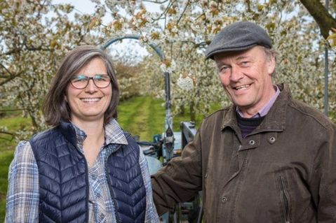 Miriam und Volker Schneekloth bauen seit 1991 Obst an und führen den Betrieb mit Herzblut und Leidenschaft.