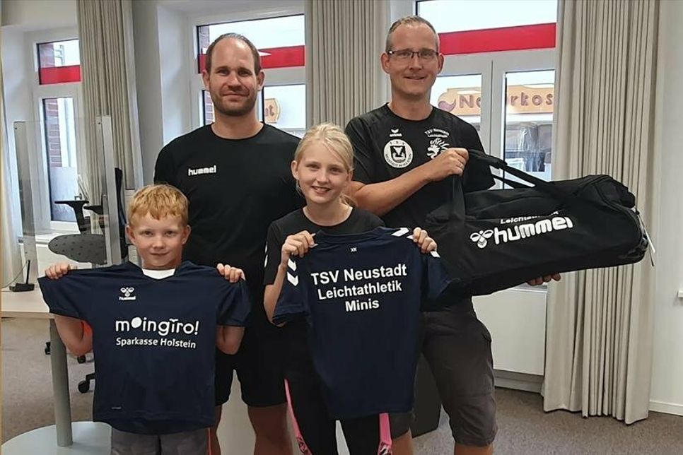 Die TSV Leichtathletik Minis freuen sich über die Ausstattung der Sparkasse Holstein.