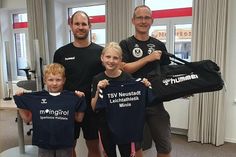Die TSV Leichtathletik Minis freuen sich über die Ausstattung der Sparkasse Holstein.