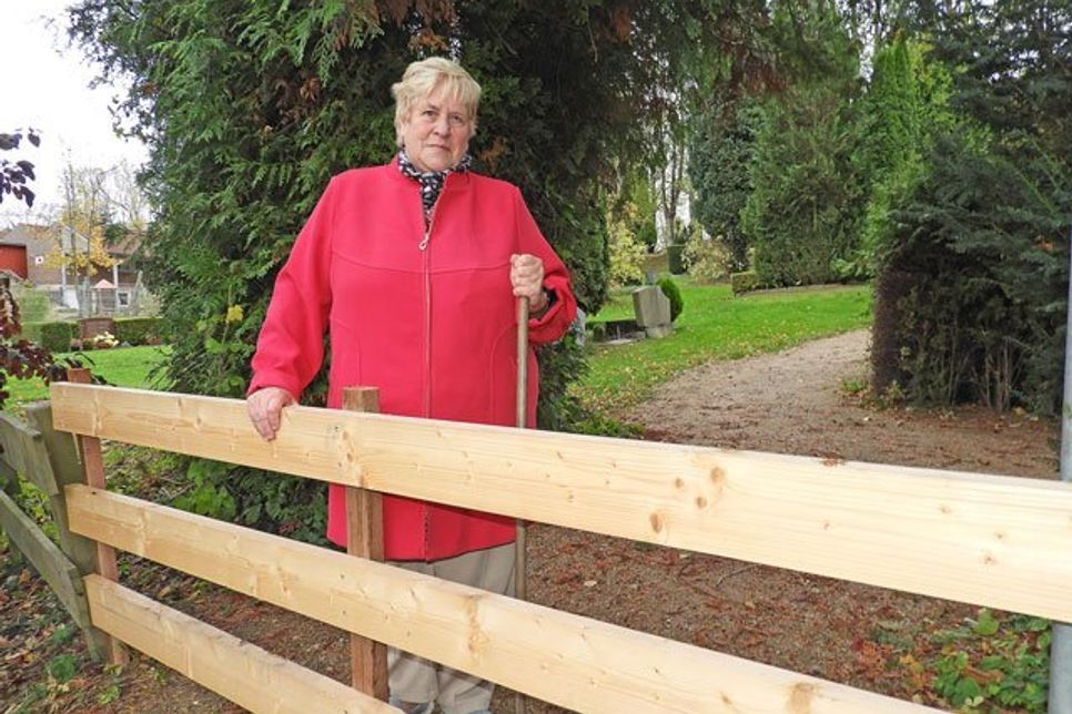 Diesen Weg hat Elke Huthsfeld viele Jahre zur Familiengrabstelle genommen, die im Hintergrund an das Kindergartengelände grenzend zu erkennen ist. Der Zugang wird nicht wieder geöffnet werden, weil dort immer wieder Menschen ihre Notdurft verrichteten.