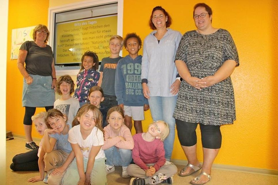 Christel Albrecht, Angela Haar, Nicole Paustian mit einigen Kindern aus der „Insel“