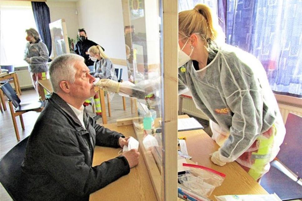 Bürgermeister Gerd Radisch wird von Sinje Spitz getestet.