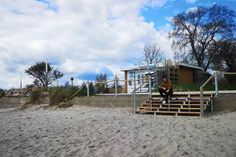 Florian Friedl, Praktikant des Tourismus-Service Ostseebad Kellenhusen, bewundert die neu angebaute Treppe, die den Strand mit der Promenade verbindet.