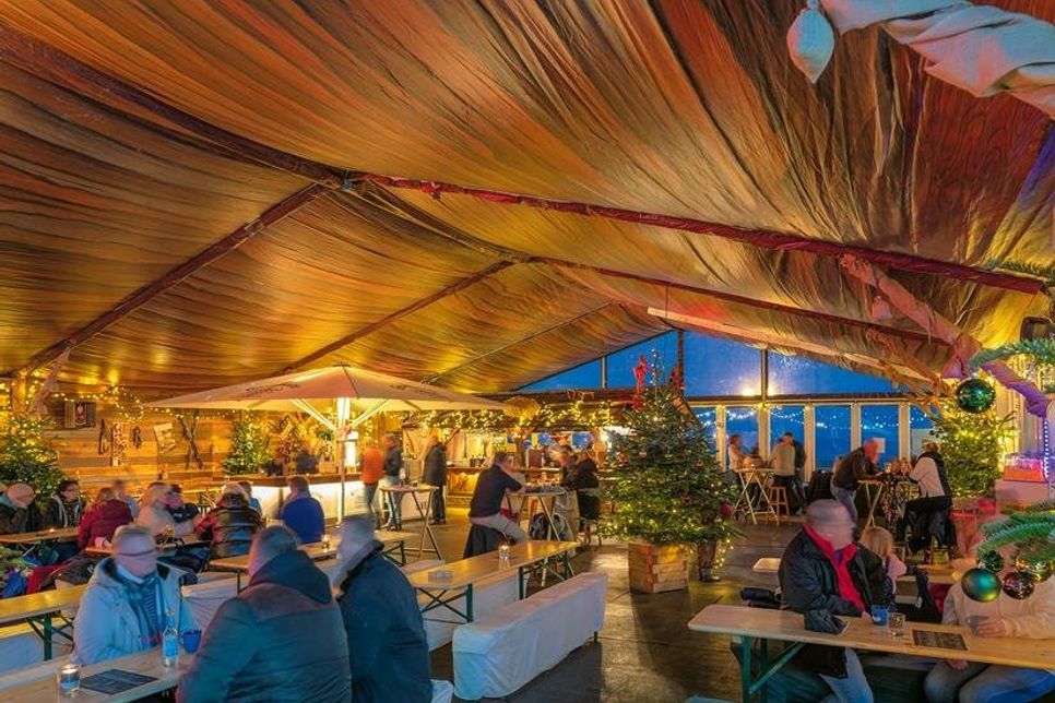 Die festliche Dekoration der Hütte schafft eine behagliche Atmosphäre, die zum Verweilen einlädt.