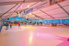 Ob Schlittschuhlaufen, Eisstockschießen oder Eisdisco - die überdachte Echt-Eisbahn bietet eine vielfältige Palette an Aktivitäten.