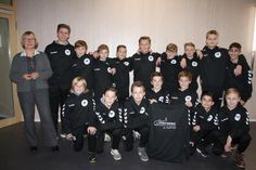 Mannschaft und Trainer bei der Übergabe mit Stadtwerke-Leiterin Vera Litzka.