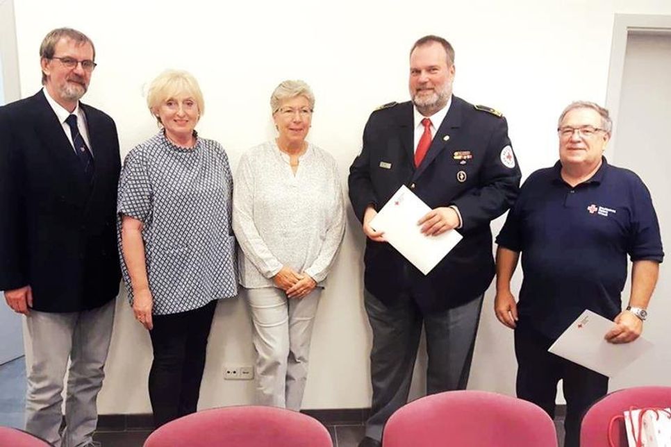 Rund 100 Tage ist Birgit Clemens (2.v.l.) jetzt Vorsitzende des DRK Bad Schwartau. Bei der Jahreshauptversammlung im September hat sie das Amt von Andreas Miske (l.) übernommen. Mit auf dem Foto sind auch ihre Stellvertreterin Monika Skerat sowie die Geehrten Dirk Kubat (40 Jahre DRK) und Bruno Evers (50 Jahre DRK). Foto: DRK