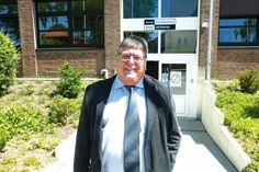 Nach zehn Jahren geht Carsten Ingwertsen-Martensen, der Leiter der Beruflichen Schulen des Kreises Ostholstein, zum 31. Juli in Ruhestand.