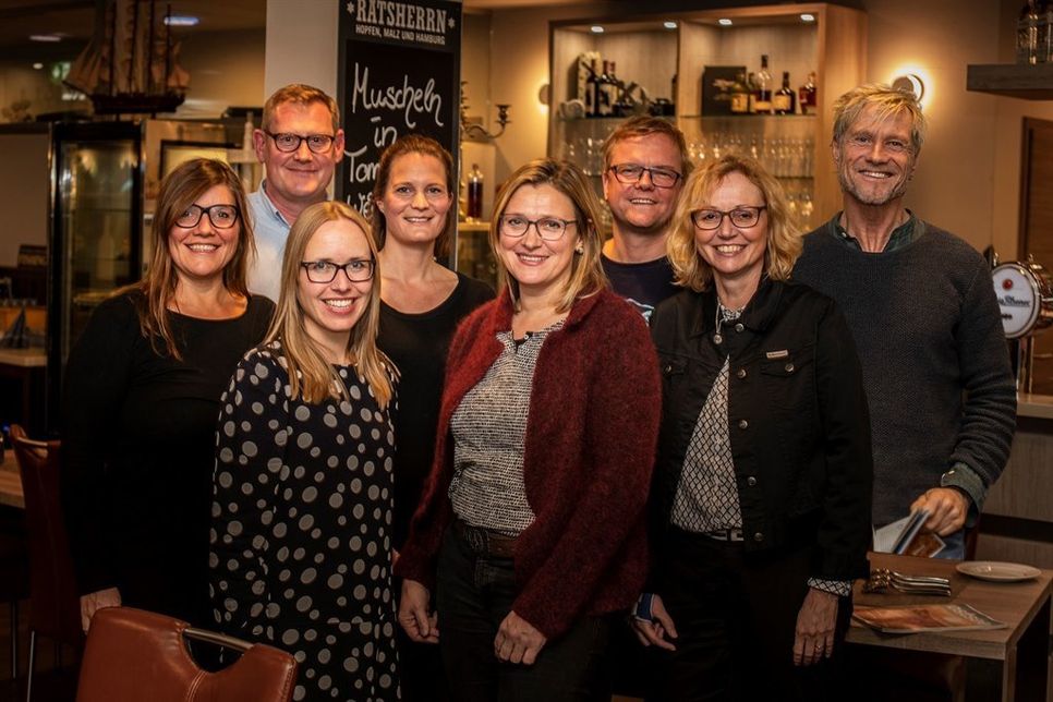 Das Team des Ostsee Magazins 2019: vorne v. lks.: Julia Prange, Katja Lauritzen (OHT), Ulrike Pech (Ulrike Pech Kommunikation): hinten v. lks.: Constanze von Rauschenbach (Rauschenbach Design), Michael Scheil, Wiebke Staschik, Sven Muchow (Balticum Verlagsgesellschaft), Oliver Franke (Foto Oliver Franke) (© Oliver Franke).
