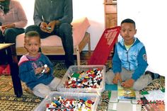 Nimrod (lks.) und Hanos nahmen die neuen Spielsachen sofort in Beschlag.