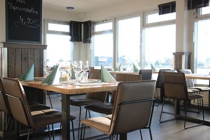 Ein stimmiges Gesamtbild: Die neuen Tische und Stühle unterstreichen den klaren, aber trotzdem gemütlichen Einrichtungsstil des Pier 19.