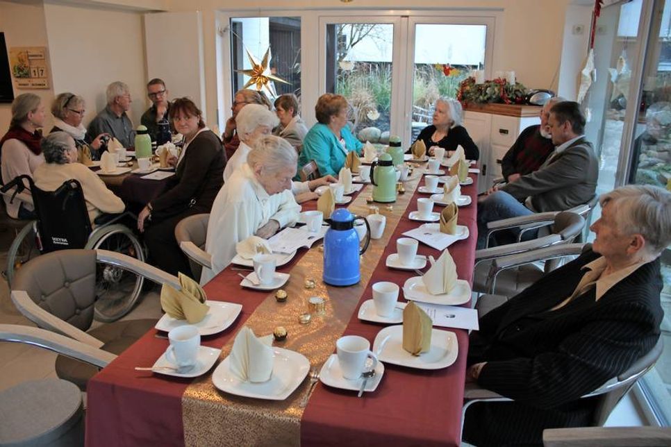 Gemütliche Stunden bei der Weihnachtsfeier. Es wurde bei Kaffee und Kuchen gemeinsam gesungen und Pastor Torsten Marienhagen kam mit Gedichten und Geschichten.