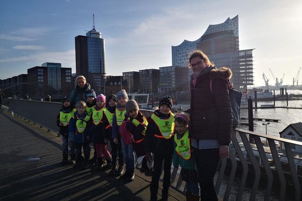 Die zukünftigen Schulkinder der „Flohkiste“ mit ihren Begleitpersonen in Hamburg.