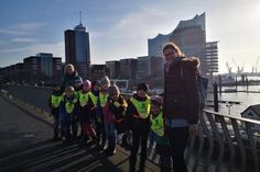 Die zukünftigen Schulkinder der „Flohkiste“ mit ihren Begleitpersonen in Hamburg.