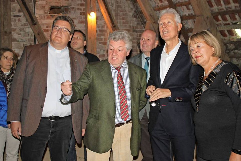 Propst Dirk Süssenbach, Landeskonservator Dr. Michael Paarmann, Architekt Torsten Ewers und MdB Bettina Hagedorn (v. lks.) nahmen die Schäden in der Gruber St. Jürgen Kirche erst kürzlich in Augenschein.