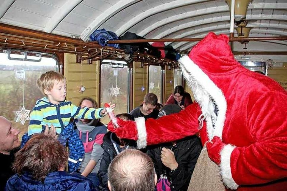 Für die Kinder gibt es eine kleine Überraschung.