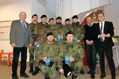 Bürgervorsteher Wolfgang Schüller (lks.), Bürgermeister Klaus Winter (2. v. re.) und Daniel Schöning (re.) von der Sparkasse Holstein mit den Soldaten der Patenkompanie.