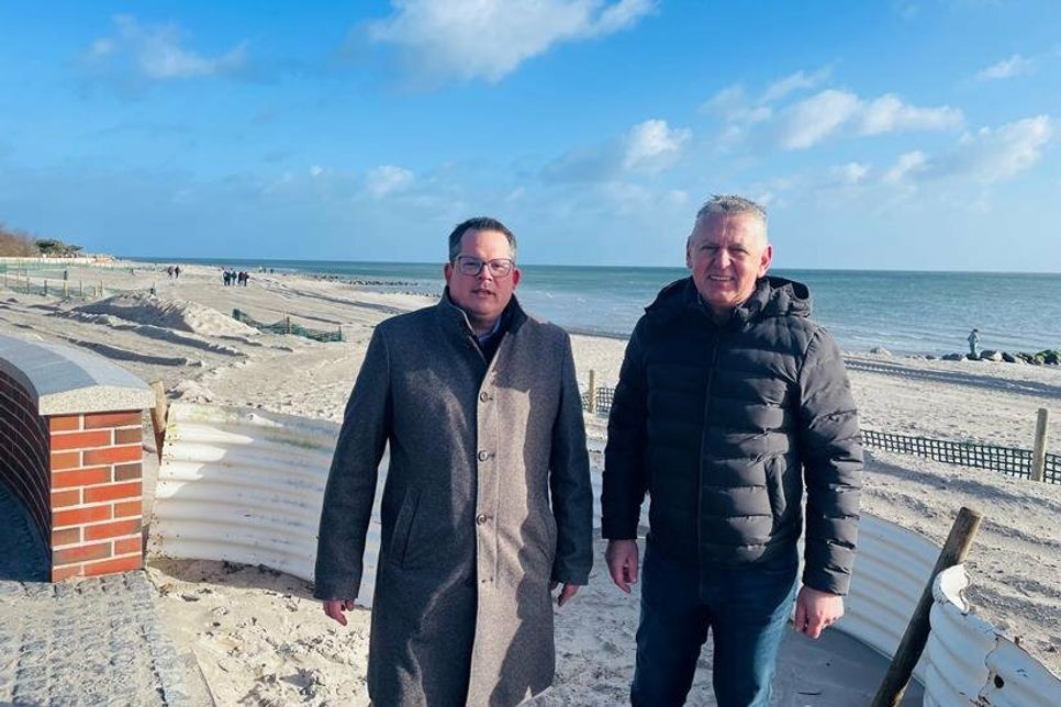 Bürgermeister Sebastian Rieke und Tourismusleiter Manfred Wohnrade (re.) wollen bis Ostern alles wieder „schick“ haben.