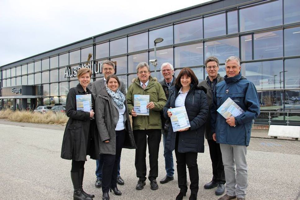 SHMF-Pressesprecherin Laura Hamdorf und Geschäftsführerin der Sponsorengesellschaft des SHMF Jeanette van Beek (vorn v. lks.) präsentierten mit den Mitgliedern der Kulturinitiative Neustadt, Thilo Gollan (Gollan Unternehmensgruppe), Hans-Ingo Gerwanski (Vorstand Sparkasse Holstein), Uwe Muchow (der reporter), Bürgermeisterin Dr. Tordis Batscheider, André Rosinski (Vorstand TALB) und ancora-Geschäftsführer Oliver Seiter (v. lks.).