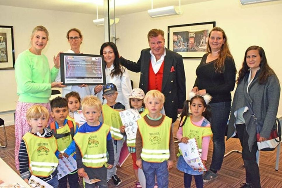 Die Kitakinder der „Rasselbande“ freuten sich, zusammen mit ihren Erzieherinnen, Sina Doebler (v.r.) und Ramona Mumm, über ihren 1. Platz im Kürbisschnitzwettbewerb. Das Preisgeld überreichten GZL-Geschäftsführerin Bettina Krause (v.l.), mit ihren Mitarbeiterinnen, Inke Hotop und Christina Neumann, sowie Klaus J. Schaeper vom Netzwerk „Mutter-Kind-Apotheke“