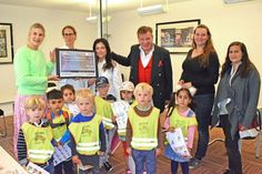 Die Kitakinder der „Rasselbande“ freuten sich, zusammen mit ihren Erzieherinnen, Sina Doebler (v.r.) und Ramona Mumm, über ihren 1. Platz im Kürbisschnitzwettbewerb. Das Preisgeld überreichten GZL-Geschäftsführerin Bettina Krause (v.l.), mit ihren Mitarbeiterinnen, Inke Hotop und Christina Neumann, sowie Klaus J. Schaeper vom Netzwerk „Mutter-Kind-Apotheke“