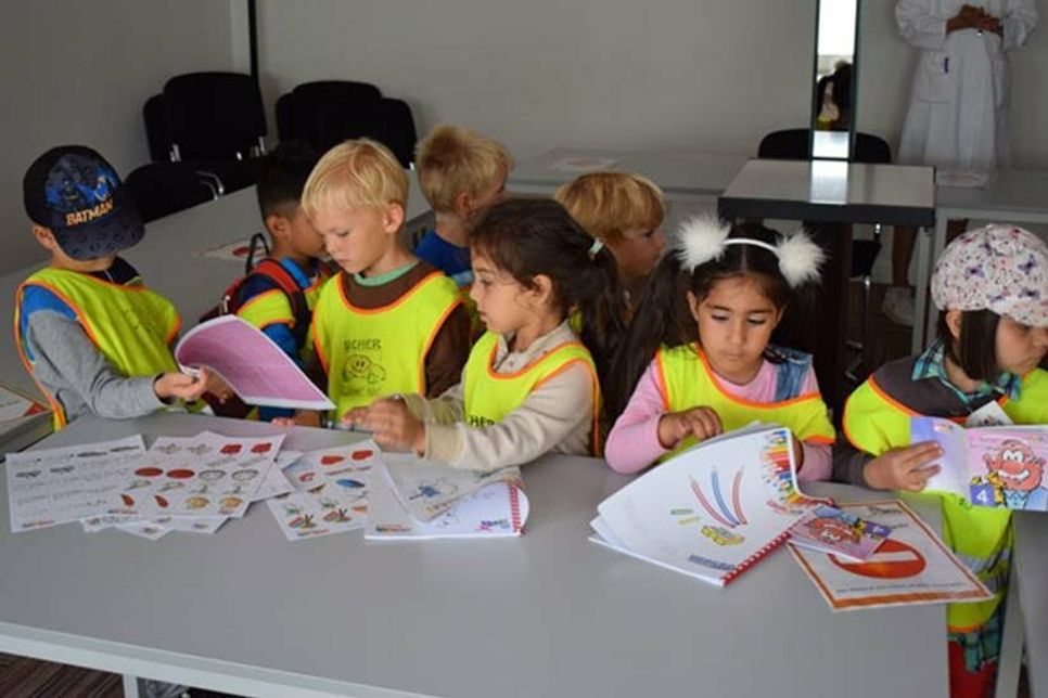 Das Preisgeld soll für einen neuen Bollerwagen und neue Warnwesten eingesetzt werden – hier freuen sich die Lütten über die zusätzlichen Präsente: Memories, Bücher und Ausmalbilder