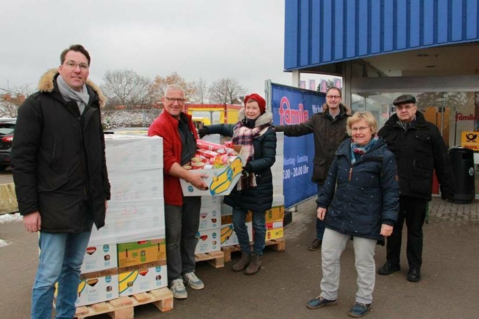 Lions-Präsident Harm Hoffmann, famila-Warenhausleiter Oliver Wagner, Ulrike Kohlmorgen (DKSB), Lions-Clubsekretär Ralf Hübner, Mechthild Piechulla (DKSB) und Pastor Andreas Hasse (v. lks.) bei der Übergabe der Pakete am vergangenen Samstag.
