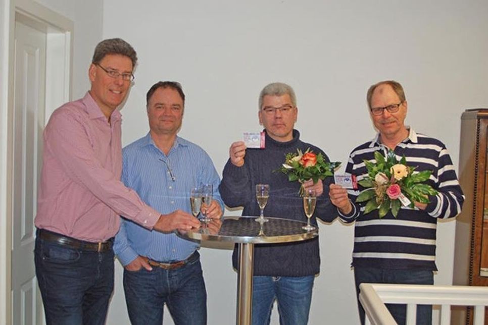 Die Gewinner der Weihnachtslosaktion: Michael Pieper (2.v.re) und Alfred Oberst (re). Knut Lindau und Felix Franke (v.li) beglückwünschten die Gewinner.
