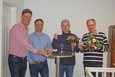 Die Gewinner der Weihnachtslosaktion: Michael Pieper (2.v.re) und Alfred Oberst (re). Knut Lindau und Felix Franke (v.li) beglückwünschten die Gewinner.