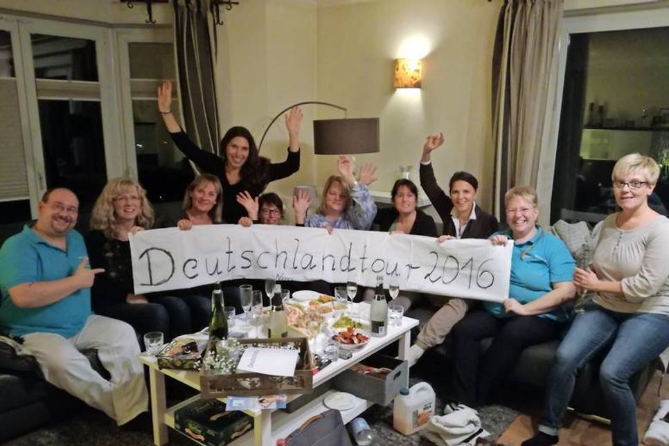 Andreas (lks.) und Michaela Wildfang (2. v. re.) massieren sich durch die ganze Republik.
