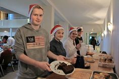 Ausstaffiert mit Weihnachtsmützen sorgte die Serviertruppe für das leibliche Wohl der Senioren.