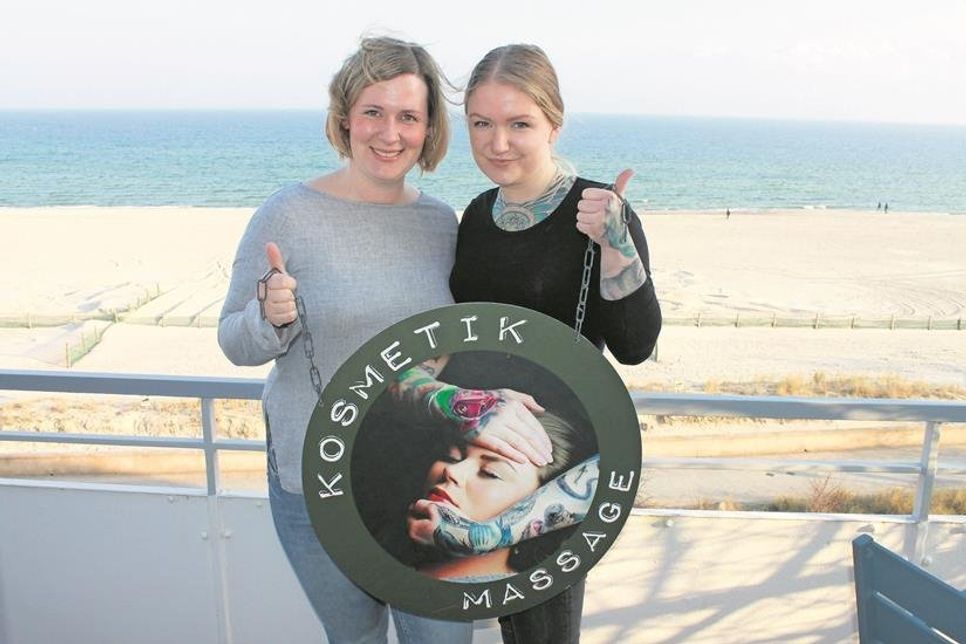 Hotelchefin Faye Scheil (lks.) und Kosmetikerin Sandra Wulf vom „Devils Place“ sind im neuen „Strandglück“ das Frauen-Power-Team.