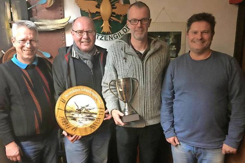 Ältermann Dr. Ralf Stolley, Ulf Dittmer mit der Ehrenscheibe, Leutnant Sven Gösch mit dem Pokal und Kommandeur Major Detlef Scheel (v. lks.).