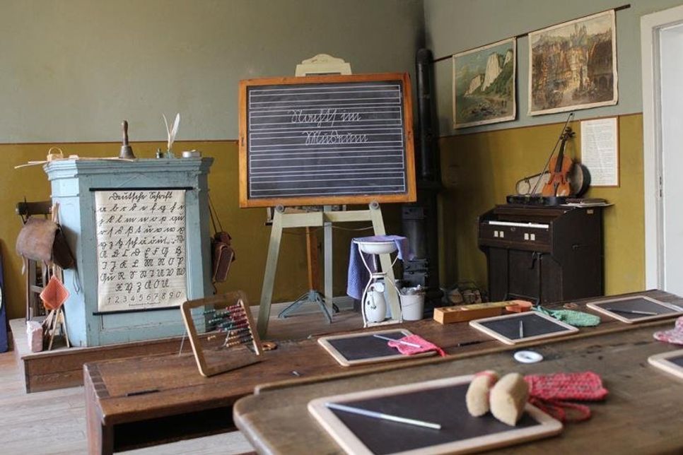 Historisches Klassenzimmer: Im vollständig eingerichtete historische Klassenzimmer im Dorf- und Schulmuseum tauchen Jung und Alt regelmäßig ein in die Zeit des späten 19. Jahrhunderts auf dem Lande.