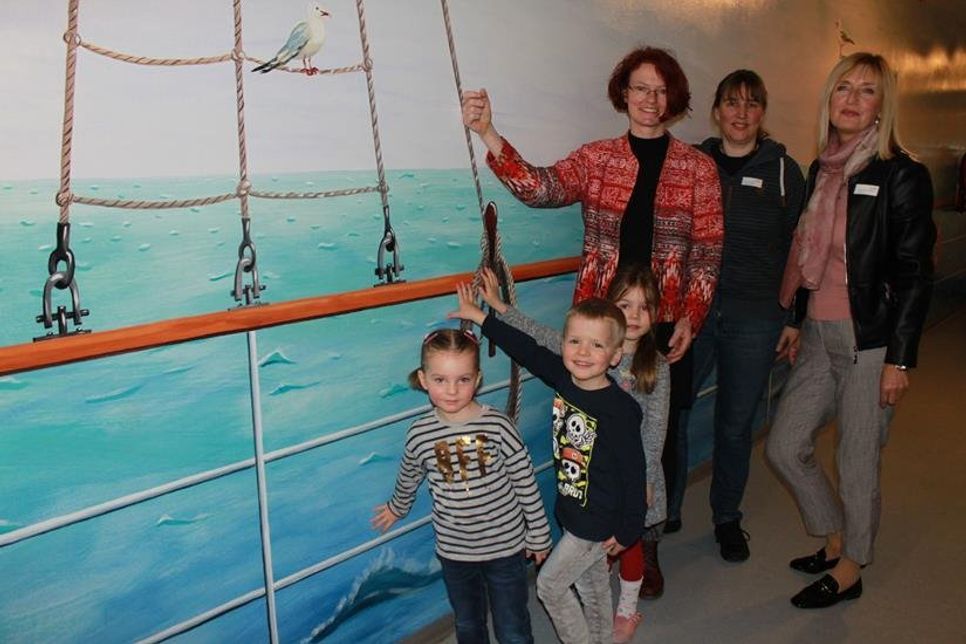 Anne Kraatz, Marianne Garling und Ulrike Reimers-Wölwer (v. lks.) begaben sich gemeinsam mit drei Kindern „an Deck“.