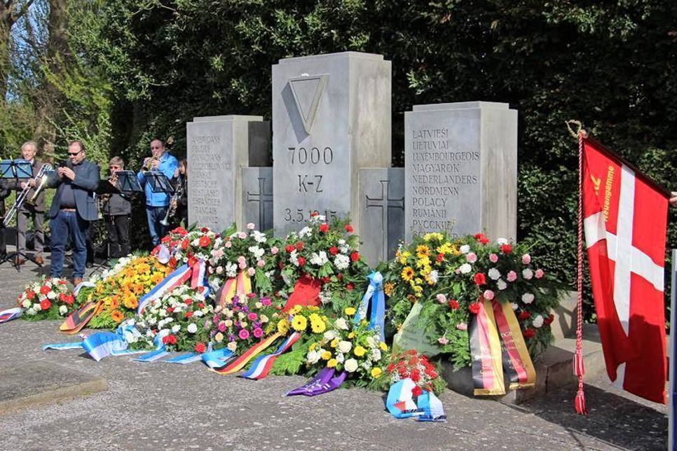 Zahlreiche Kränze wurden am Ehrenmal am Stutthofweg niedergelegt.