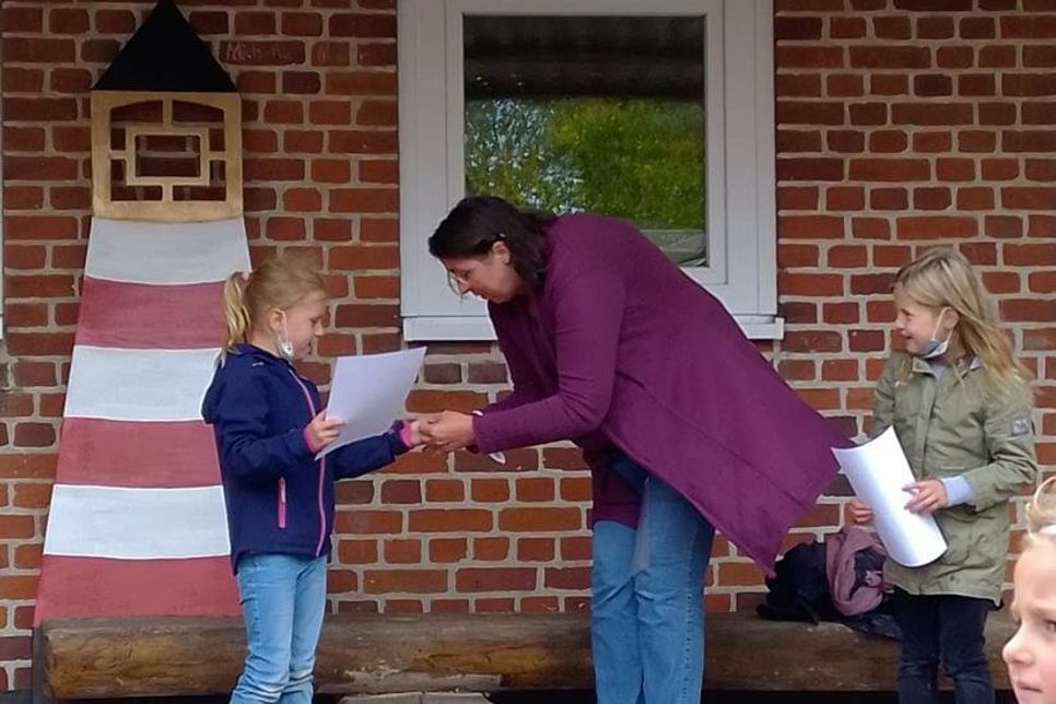 Die Klassenlehrerin der 1. Klasse, Frau Apodaca, zeichnet Smilla Timm und Hanna Gorke als Leuchtturmschülerinnen aus.