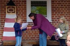 Die Klassenlehrerin der 1. Klasse, Frau Apodaca, zeichnet Smilla Timm und Hanna Gorke als Leuchtturmschülerinnen aus.