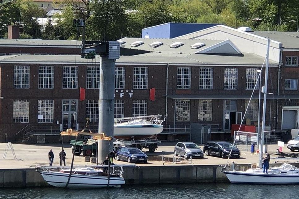 Großer Andrang an der Krananlage vorm Haus der Manufakturen.