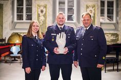 Jugendgruppenleiterin Celina Rabe und der stellvertretende Gemeindewehrführer Markus Rabe freuen sich mit Simon Harder (Mitte) über den Rotary-Förderpreis 2020.