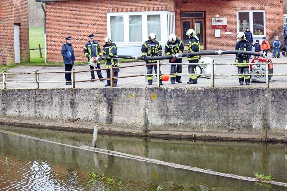 Zügig und präzise werden die notwendigen Maßnahmen bei der Einsatzübung abgearbeitet.