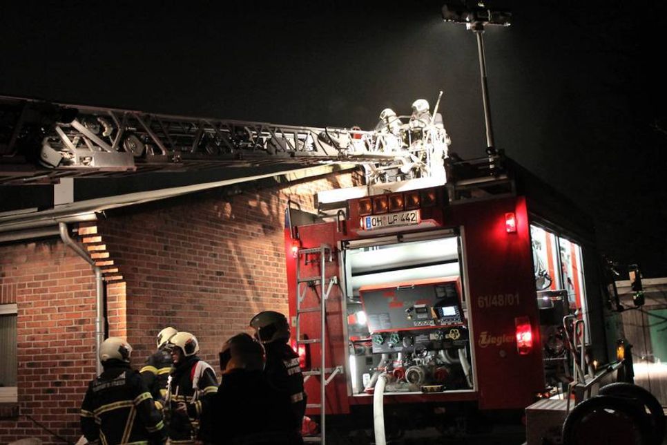Die Feuerwehr suchte sorgfältig nach Glutnestern unterm Dach.