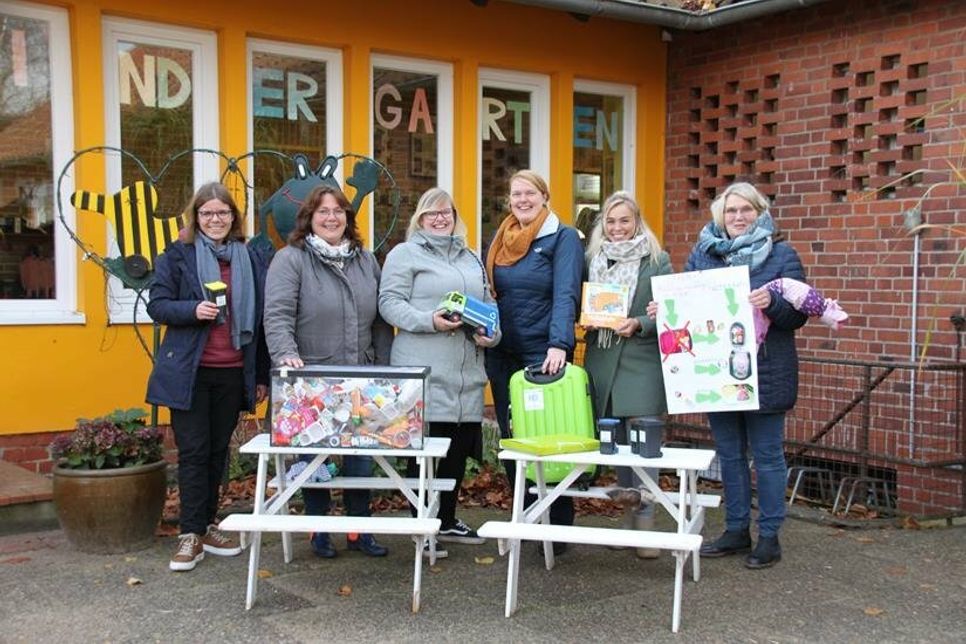 Kinder und Erzieherinnen hatten viel Spaß mit den „Abfallkoffern“ vom ZVO.