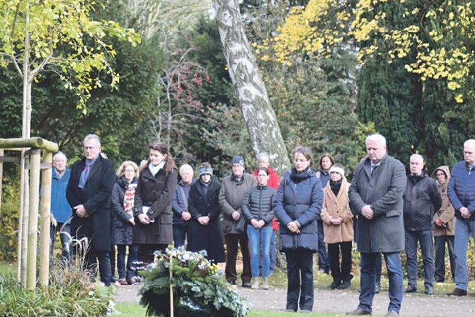 Schweigeminute an der Gedenkstätte für die Opfer der NS-Gewaltherrschaft: Heikendorfs Bürgermeister Tade Peetz (v. r.) und Bürgervorsteherin Ina Schultheiß, Amtsdirektorin Juliane Bohrer und Amtsvorsteher Hans-Herbert Pohl. Foto: Amt Schrevenborn