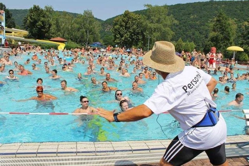 Fachangestellte für Bäderbetriebe können durchaus auch einmal für den nötigen Spaß im Wasser sorgen. Foto: djd/Bundesverband Deutscher Schwimmmeister/Ingo Ortel.