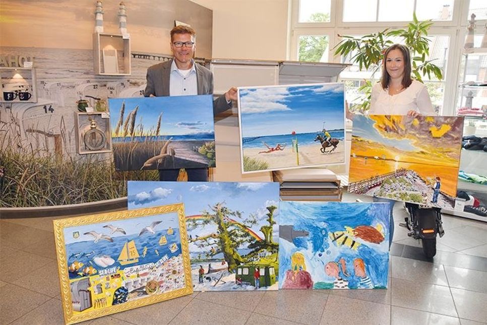 Tourismuschef Joachim Nitz und Lea Muuß von der TSNT GmbH präsentieren hier schon einmal einige Kunstwerke, die am Kunstwettbewerb 2020 teilnehmen. Ab sofort kann neben der Jury auch das Publikum per Online-Voting Stimmen für die einzelnen Motive abgeben.