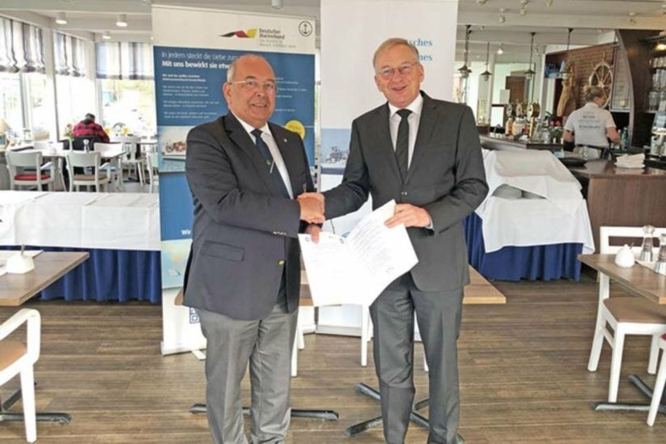 Unterzeichneten in Laboe den Kooperationsvertrag: Der Präsident des Deutschen Marinebundes, Staatssekretär a.D. Heinz Maurus (v. l.) und der Präsident des Deutschen Maritimen Instituts, Konteradmiral a.D. Karsten Schneider.